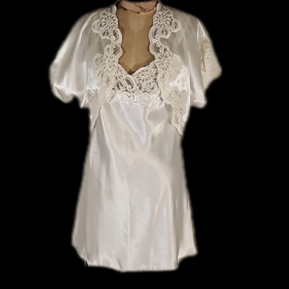 Jones New York chemise nightgown and jacket set in ivory